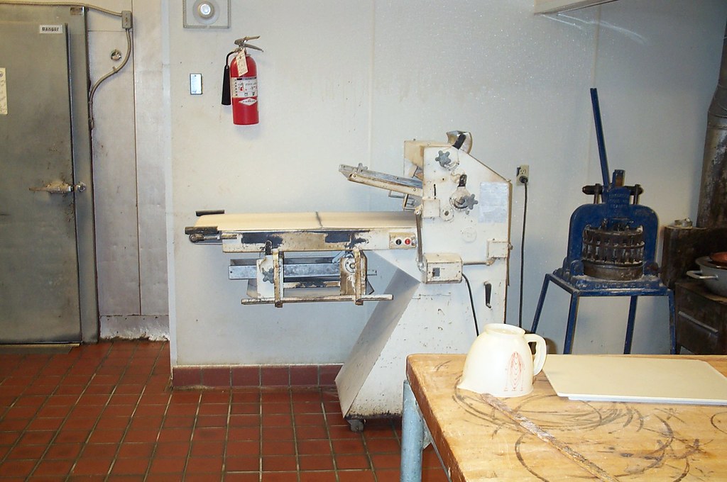 Kundendiensttechniker repariert eine Waschmaschine im Haushalt